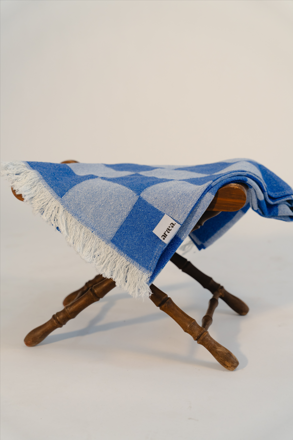 toalha 10 azul padrao xadrez na modelo
