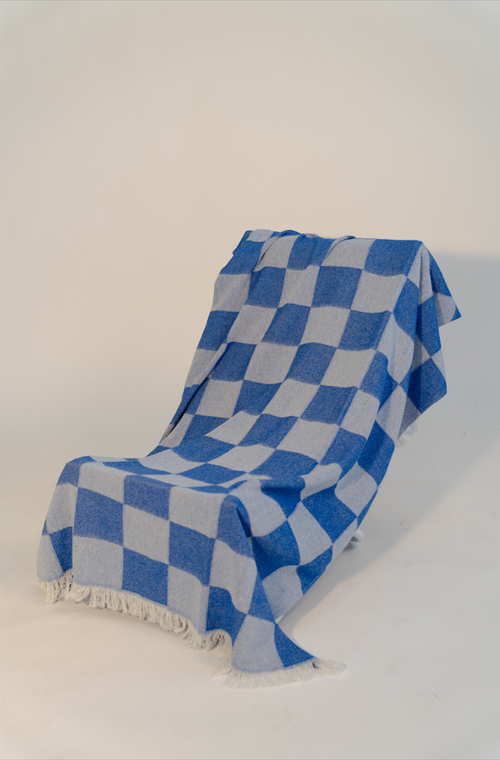 toalha 10 azul padrao xadrez na modelo