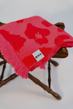 toalha rosa e vermelha padrao leopardo