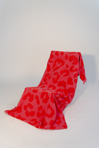 toalha rosa e vermelha padrao leopardo